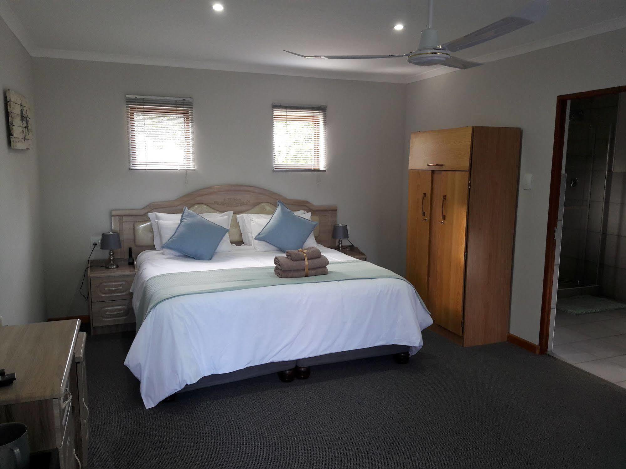 The Village Lodge Stormsrivier Bagian luar foto